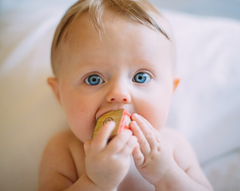 Quels sont les gestes essentiels au quotidien pour le bon développement psychomoteur d’un bébé ?
